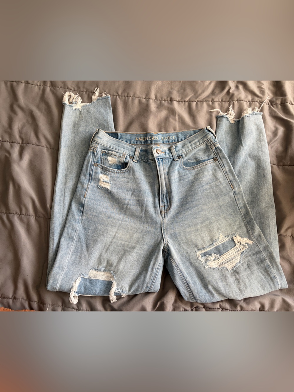 American eagle Light Wash Distressed Jeans
